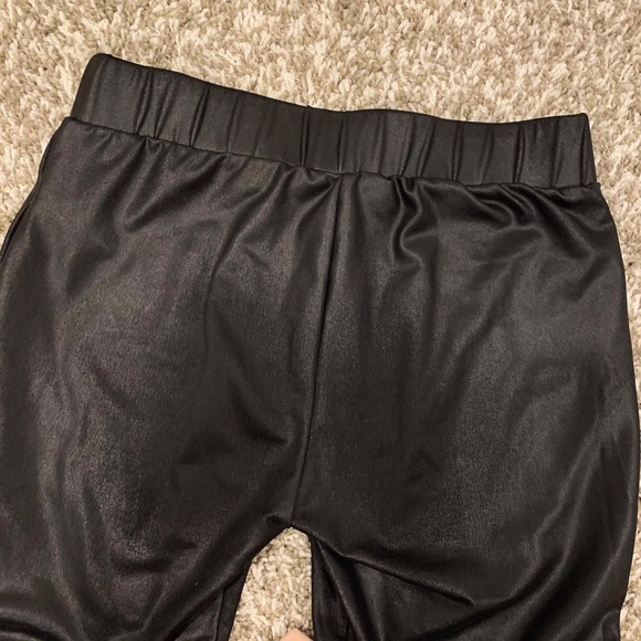 💛4/$20 | FOREVER 21 Faux Leather Leggings - Picture 4 of 4